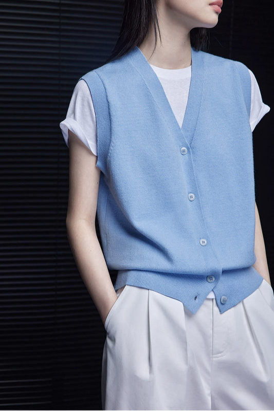 ライトブルーニットVネックベスト B3902