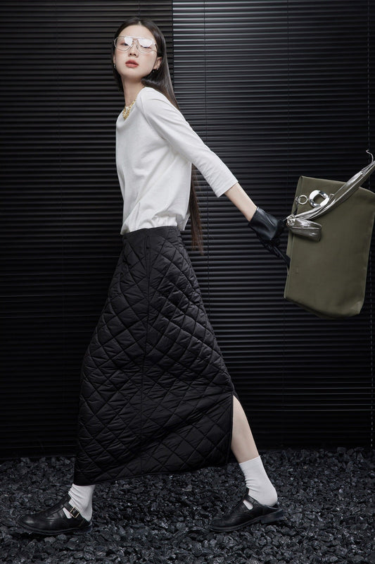 ブラックキルティングストレートスカート B3474