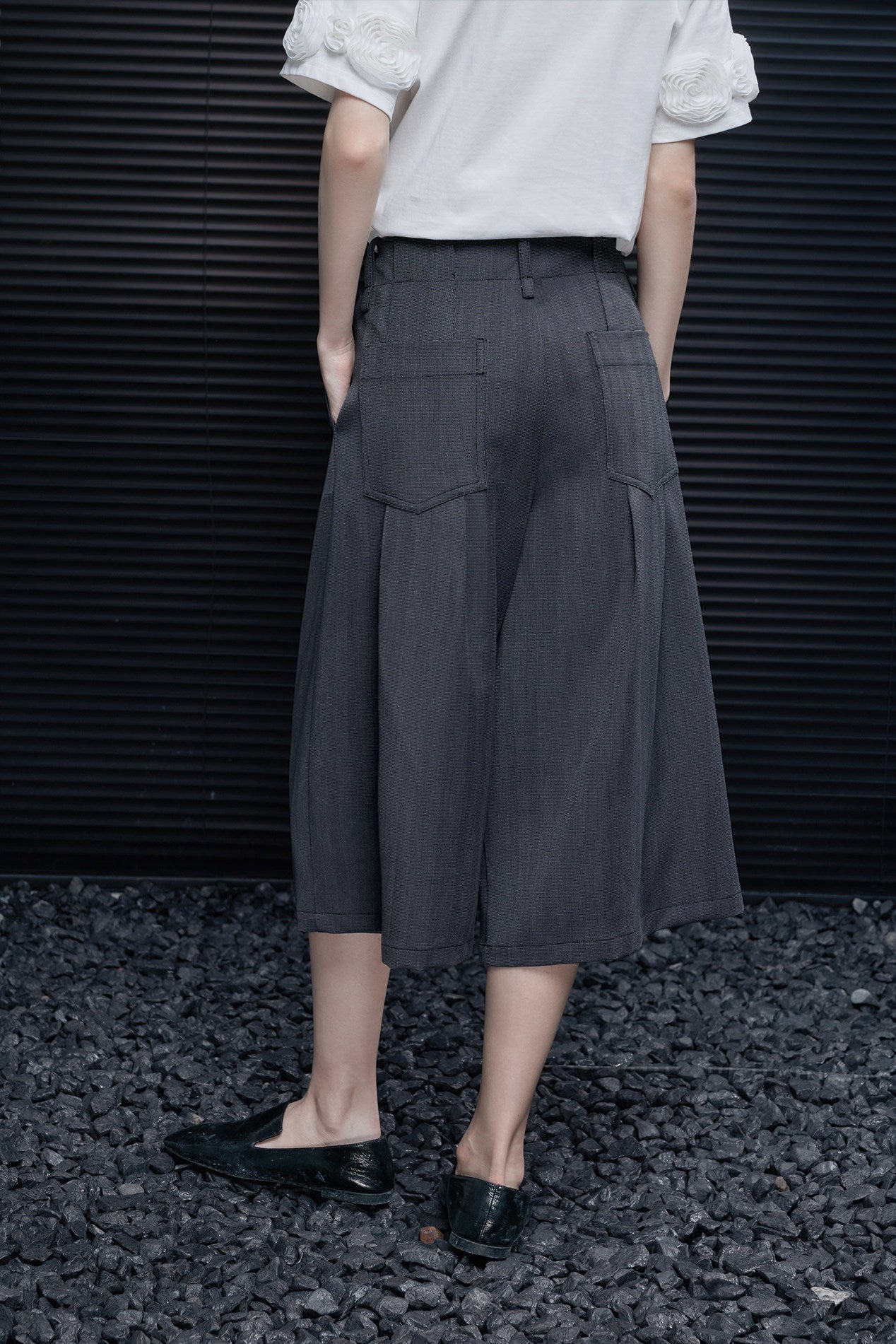 ダークグレーワイドクロップドパンツ B4696