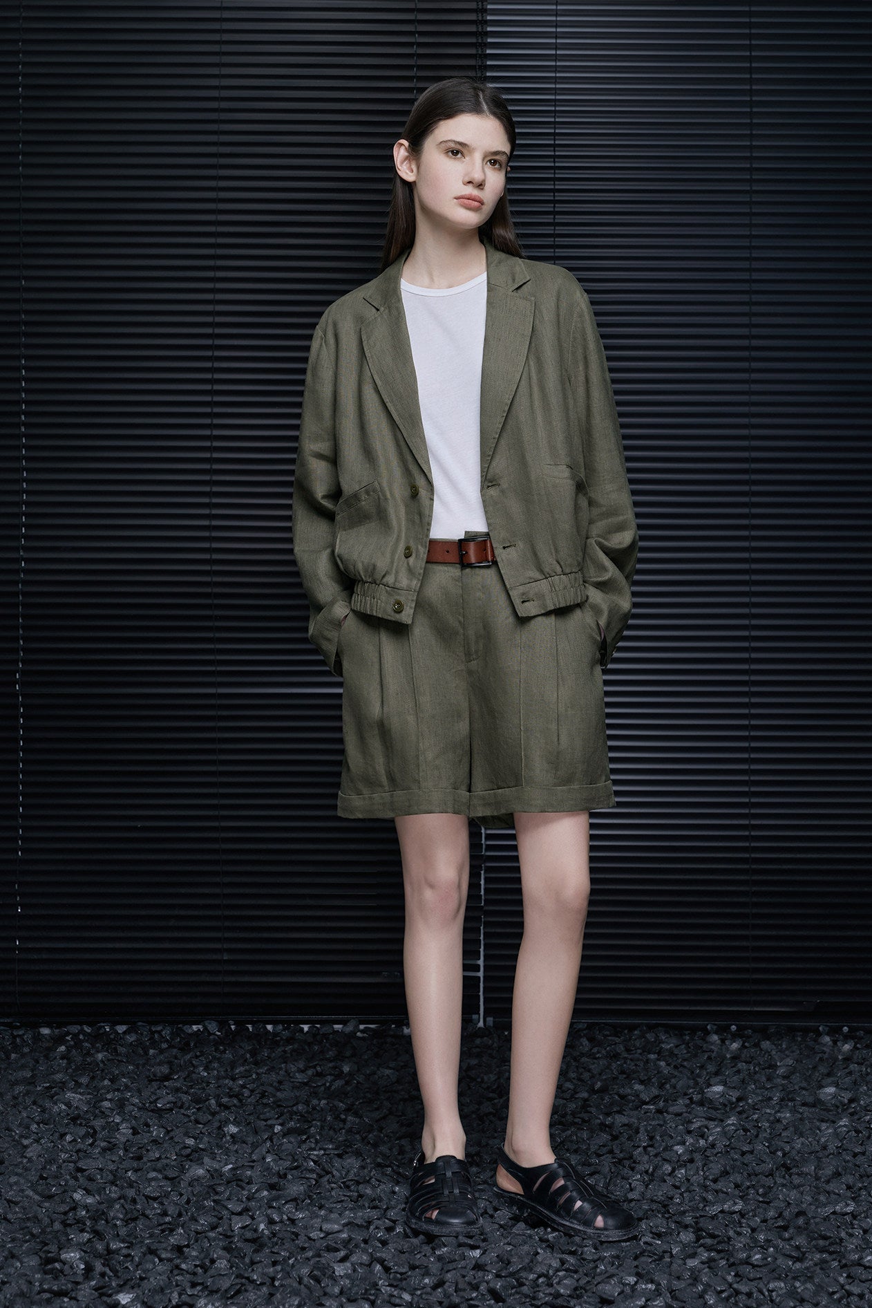 リネンオリーブグリーンショートパンツ B4698