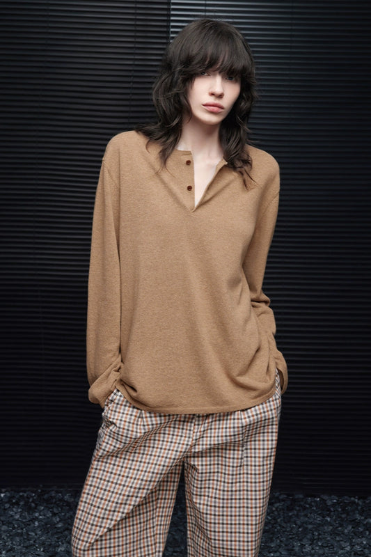 ライトブラウンヘンリーネックルーズセーター B4351