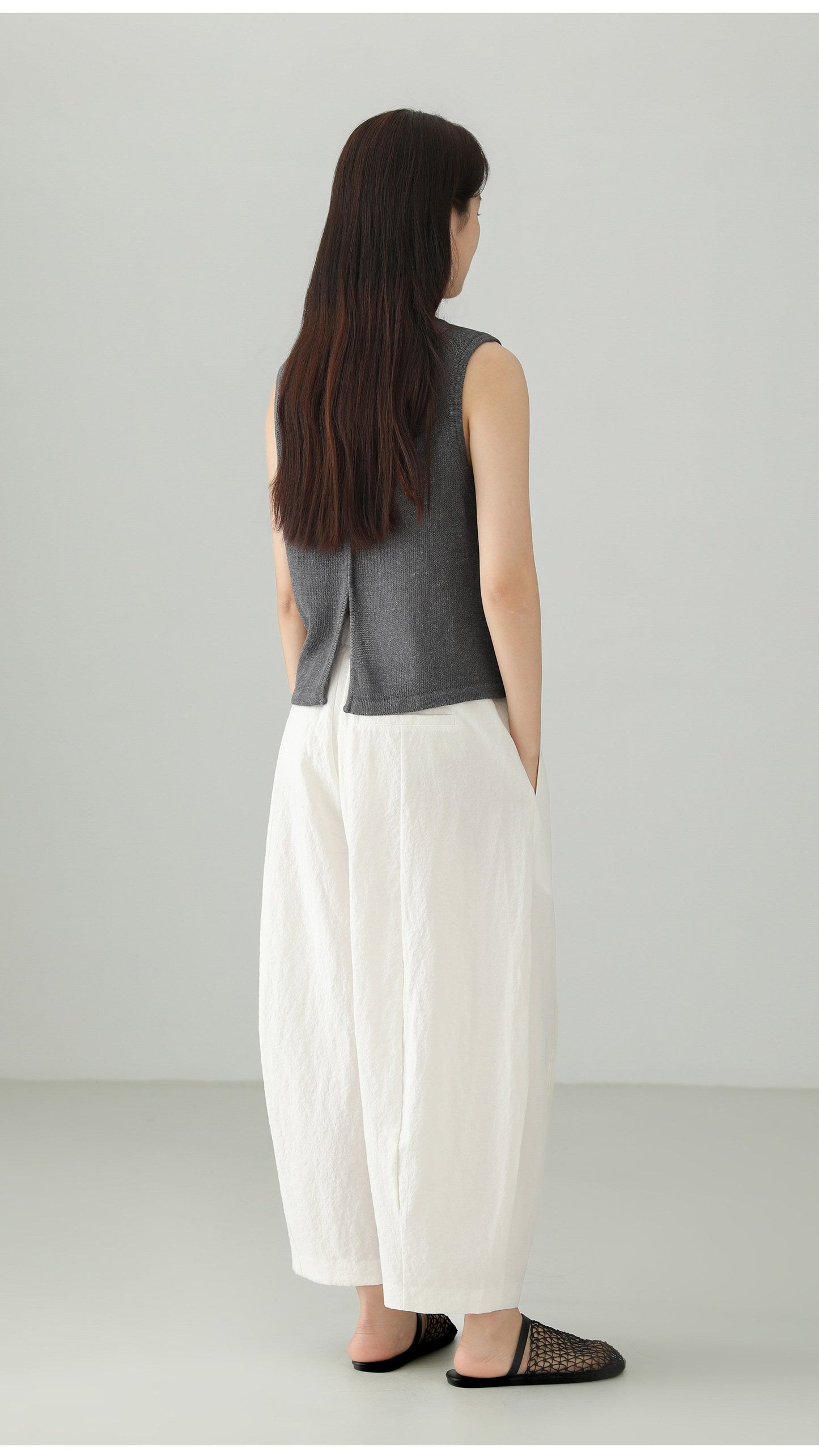 Back Slit Sleeveless Knit Top B4762