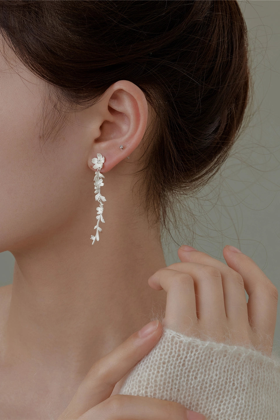 S925バーントホワイトウオーターフォールヴァインフラワーピアス B4515