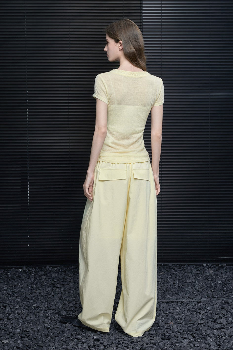 ライトイエローVネックスリムTシャツ B4683