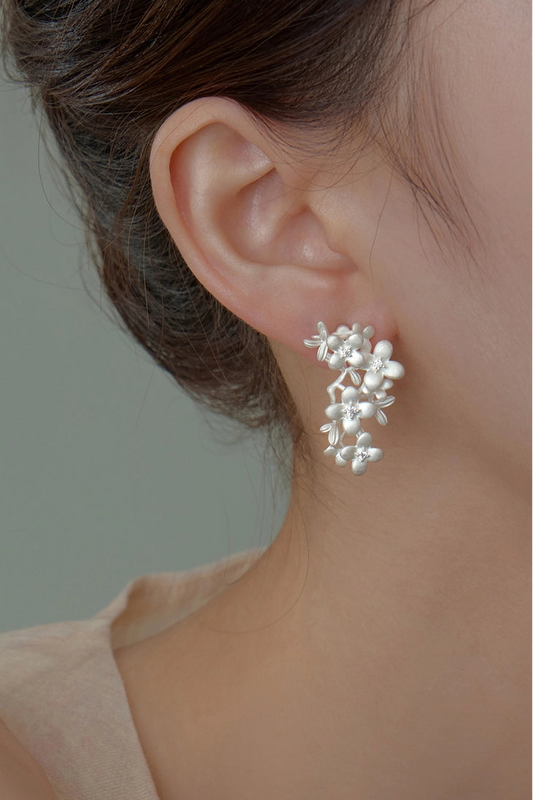 S925バーントホワイトフローラルピアス B4514