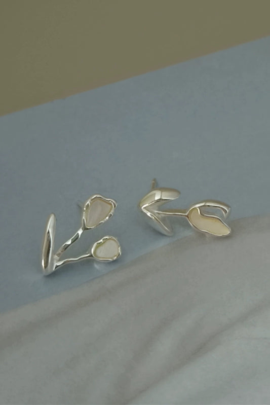 S925アシメトリーチューリップホワイトシェルスタッドピアス B4200