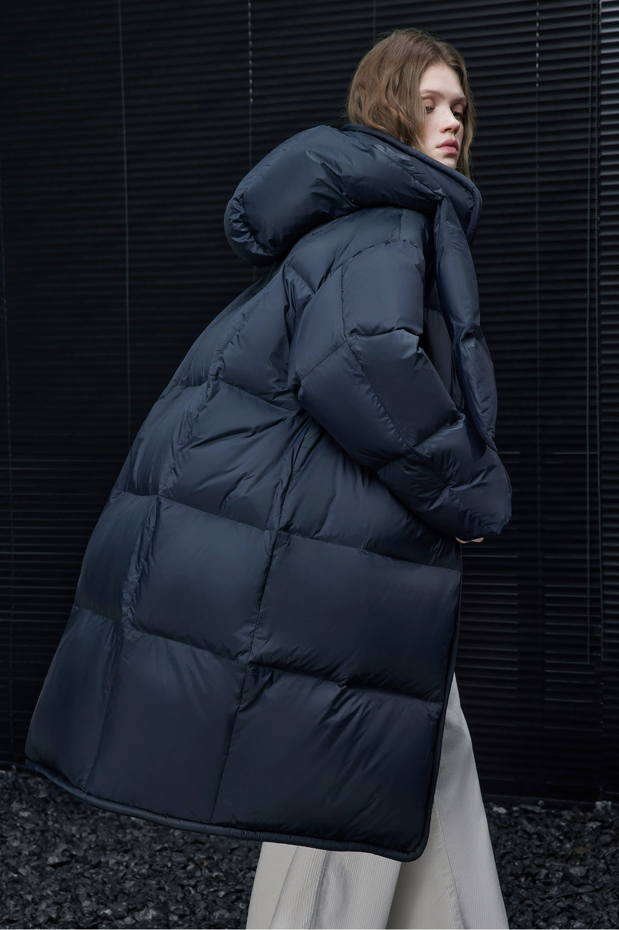 ネイビーブルーミドル丈フード付きダウンコート B4554