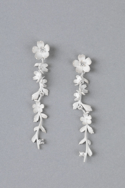 S925バーントホワイトウオーターフォールヴァインフラワーピアス B4515