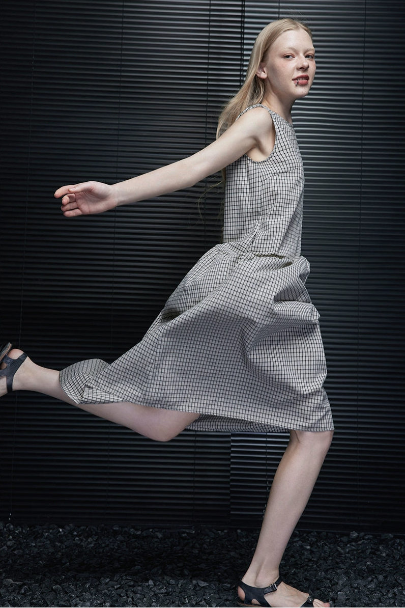 黑色格紋無袖中長洋裝 B4030