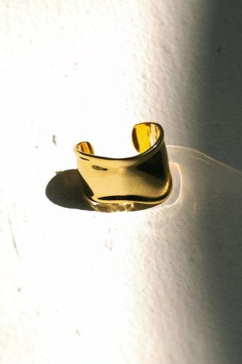 Stylish glossy wide bangle B3255