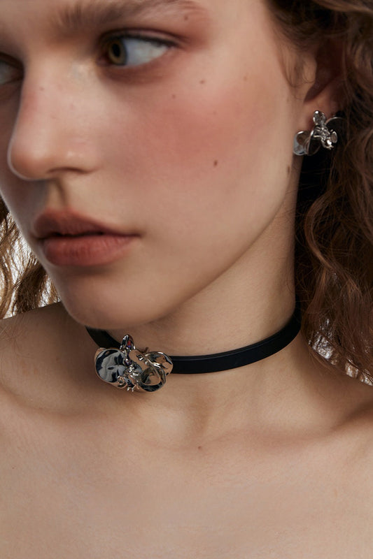 ブラックレザーアイリスチョーカー B4050