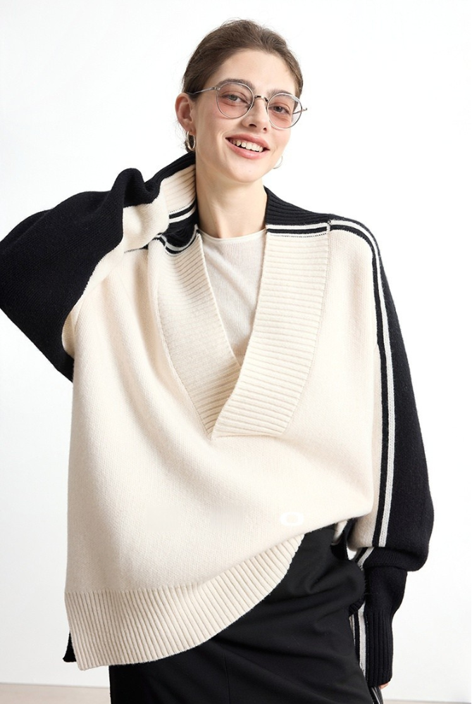 Black and white wool V-neck sweater B4303