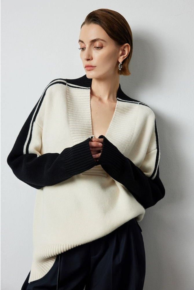 Black and white wool V-neck sweater B4303