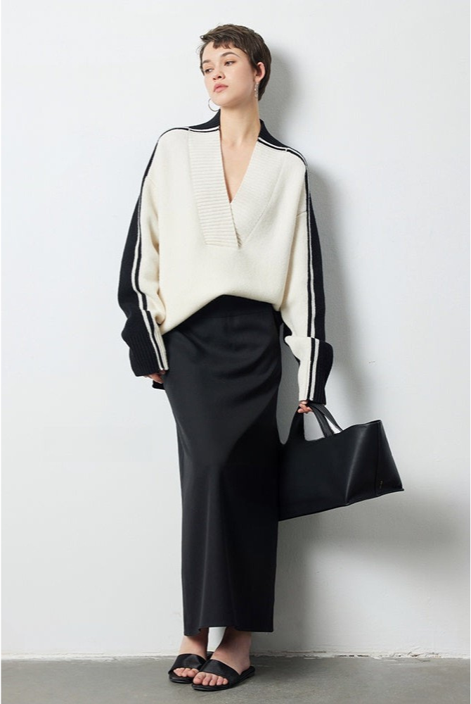 Black and white wool V-neck sweater B4303