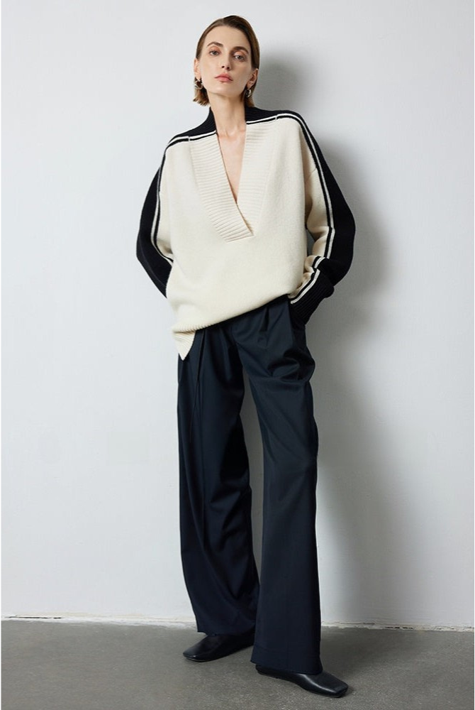 Black and white wool V-neck sweater B4303