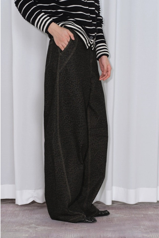 3D 開叉針彎刀香蕉牛仔褲 B4310