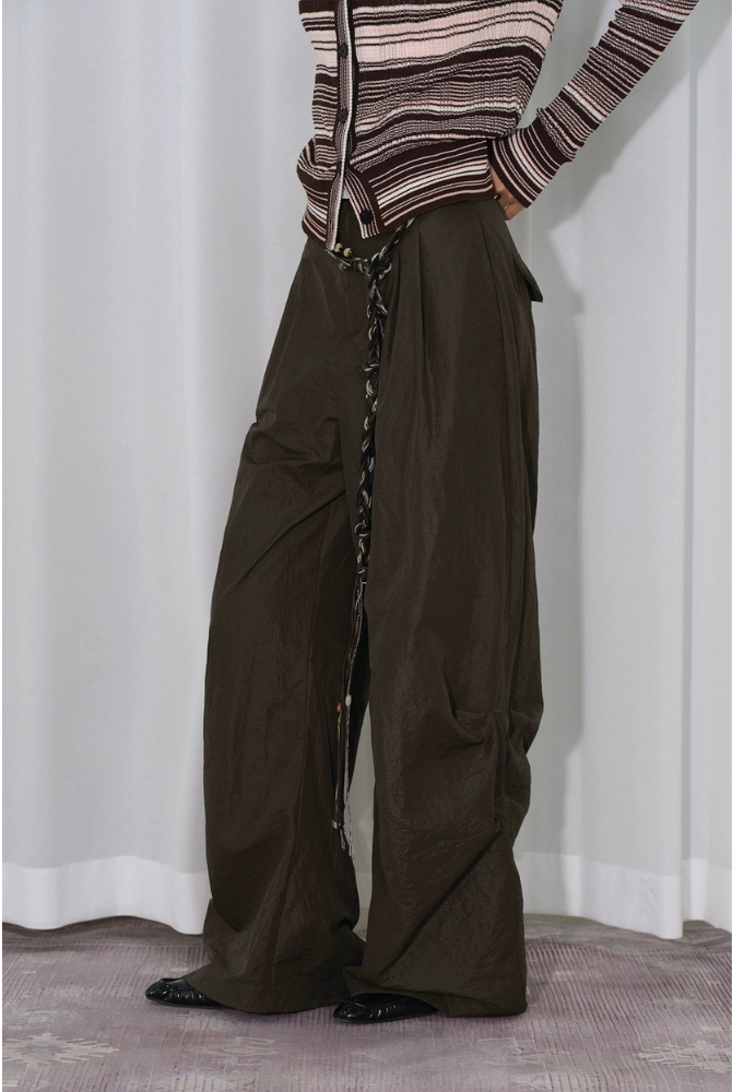 Technical coated layered pleated cargo pants B4314
