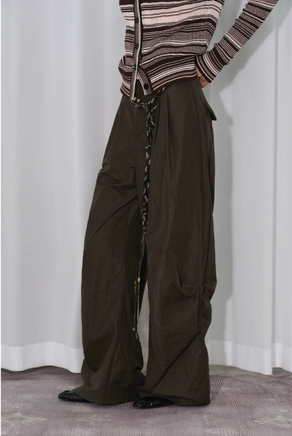 Technical coated layered pleated cargo pants B4314