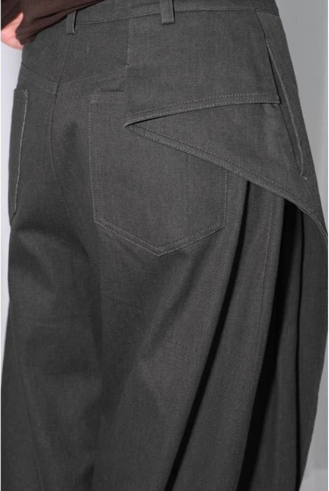 Asymmetrical three-dimensional pleated wide pants B4316