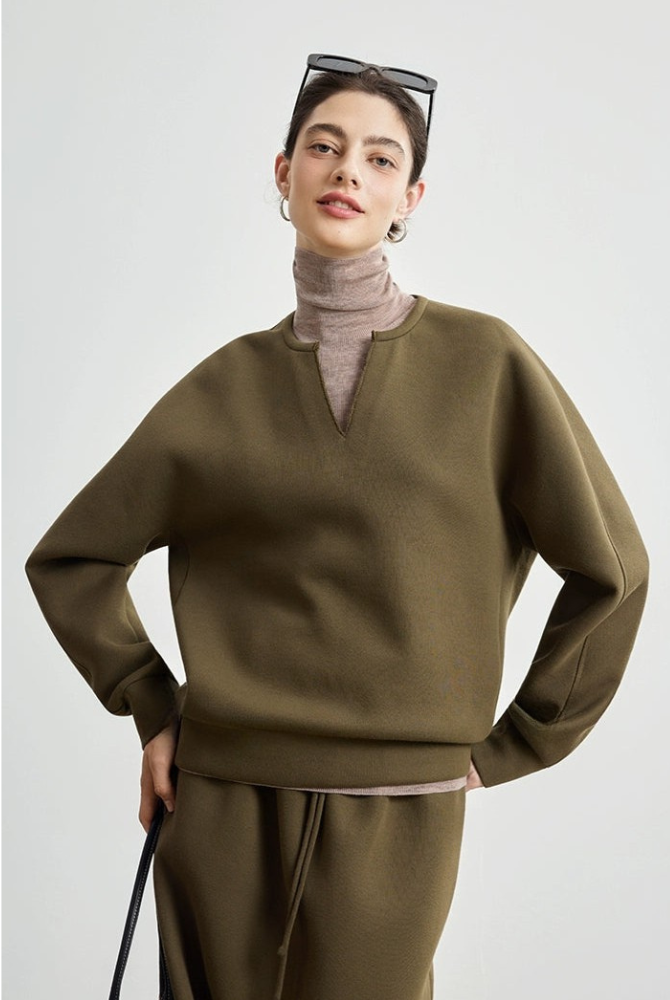 Loose V-neck sweatshirt, pants, and skirt B4330