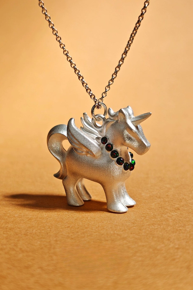 Unicorn pendant necklace B4473