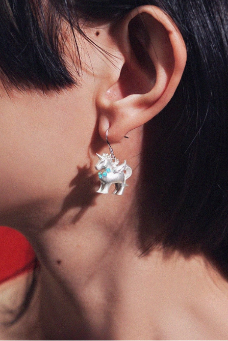 ユニコーンポニーピアス　B4474