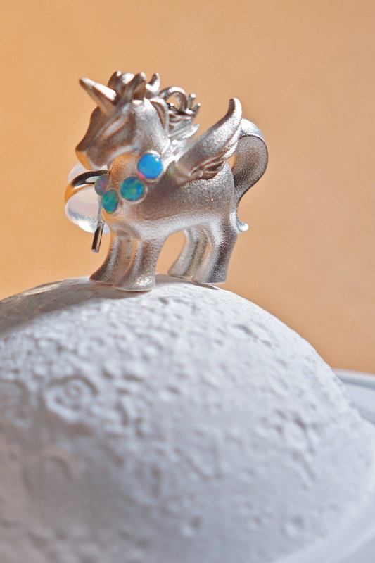 ユニコーンポニーピアス　B4474