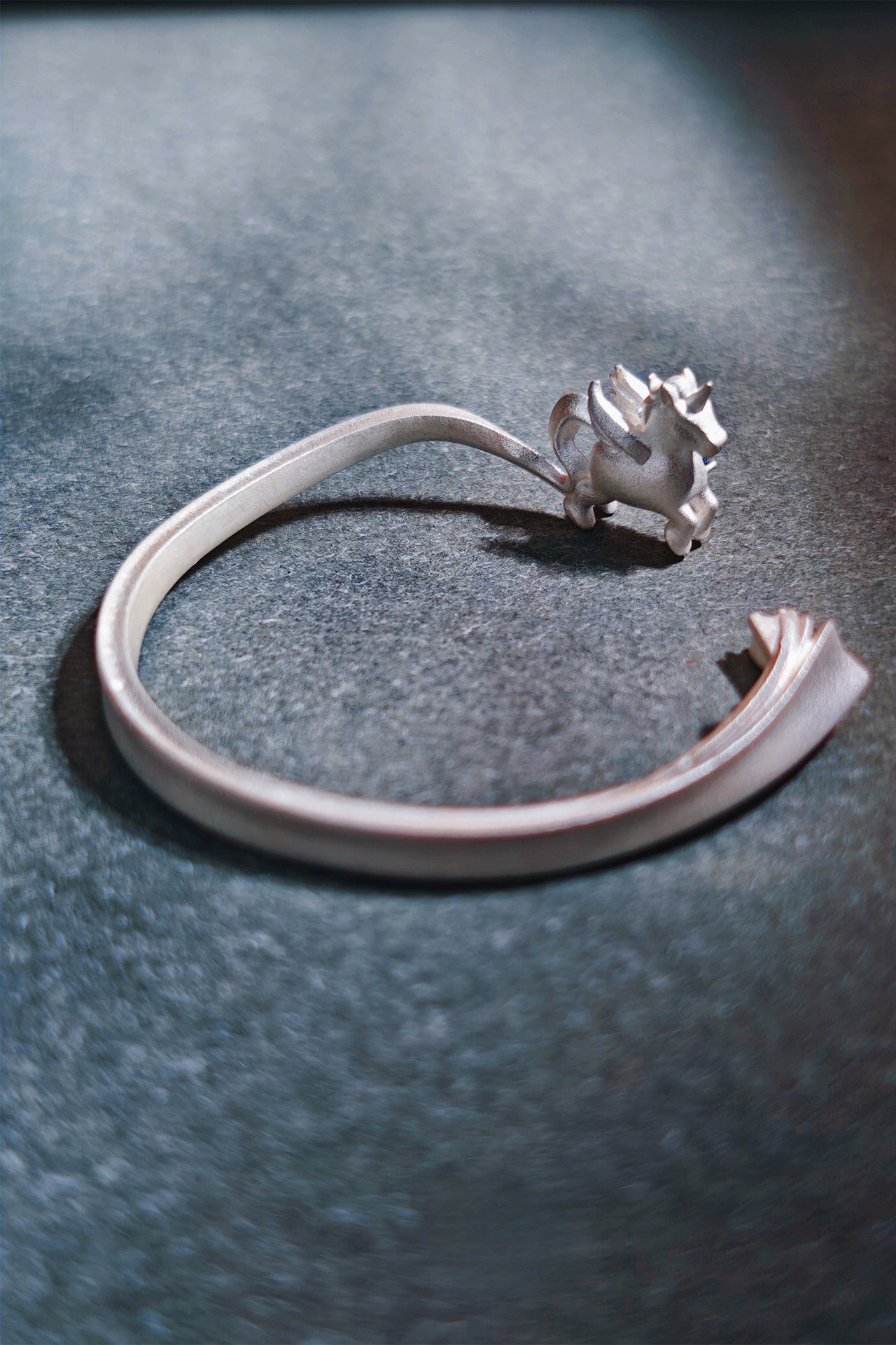 ユニコーンバングルオープンブレスレット　B4477