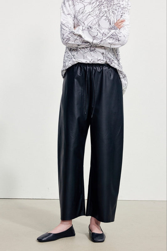 マットPUレザーハイウエストクロップドパンツ　B5044