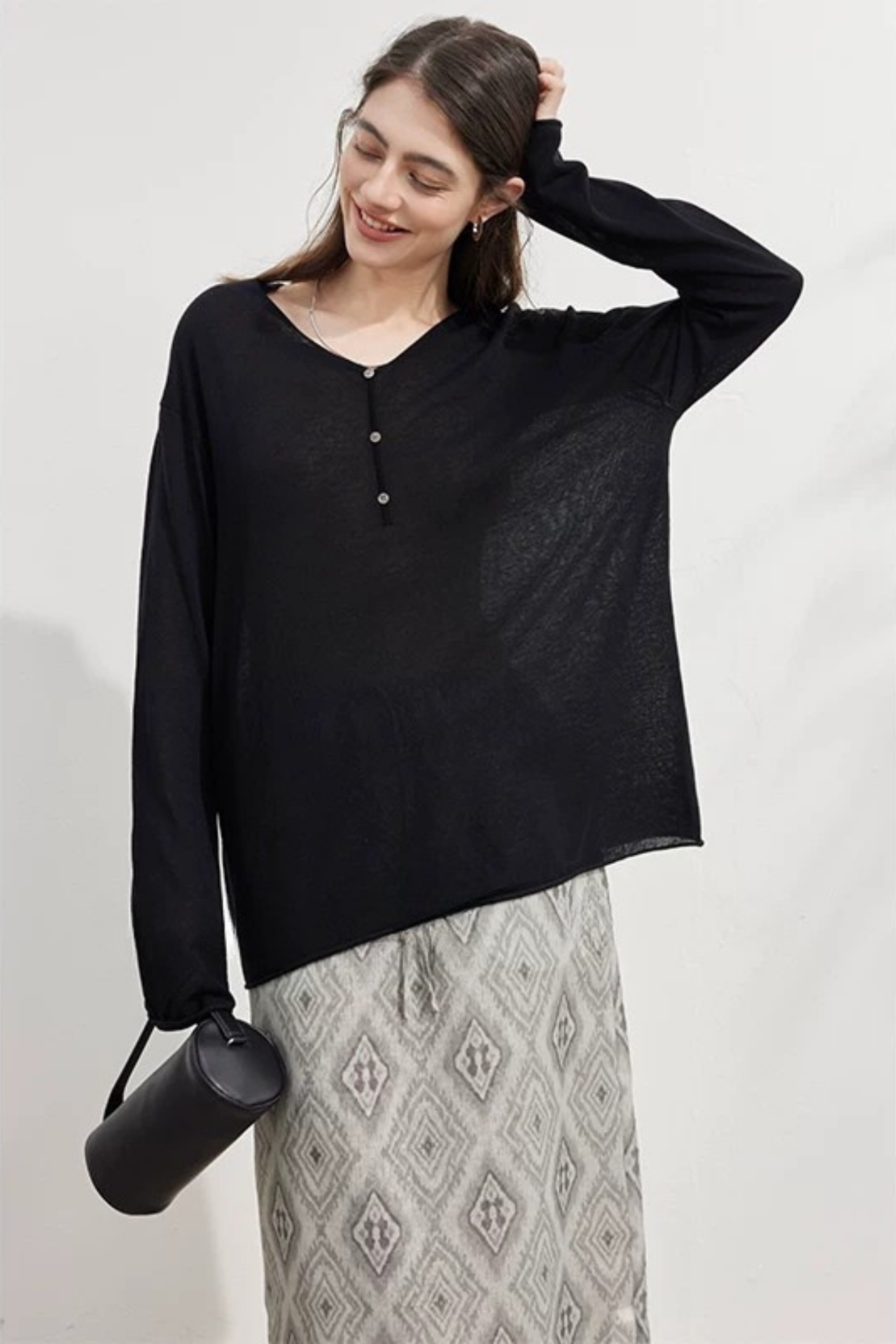 ブラックテンセルリネンVネックルーズセーター　B4747