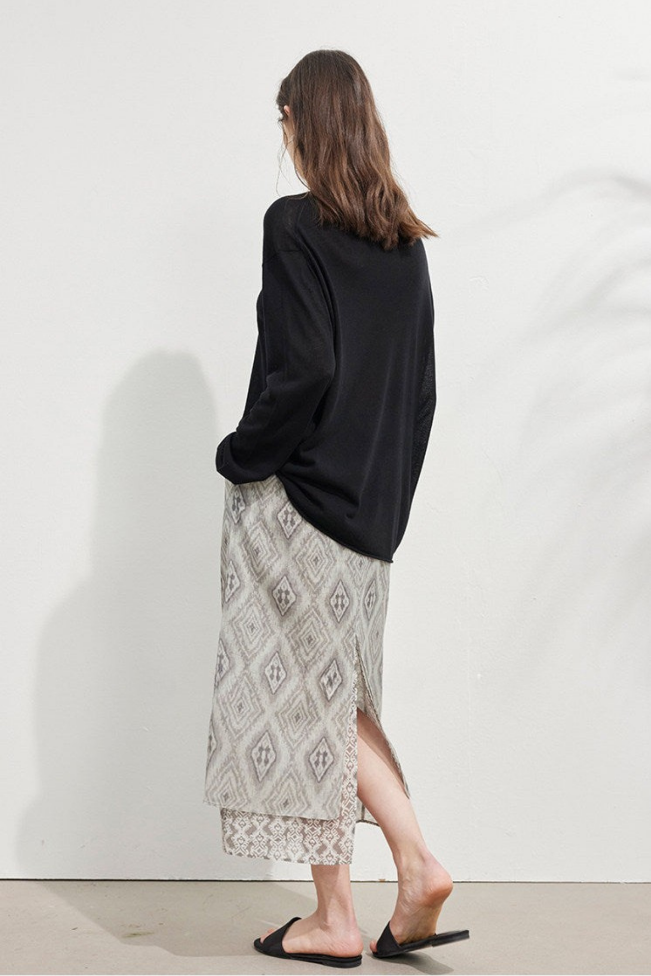 ブラックテンセルリネンVネックルーズセーター　B4747