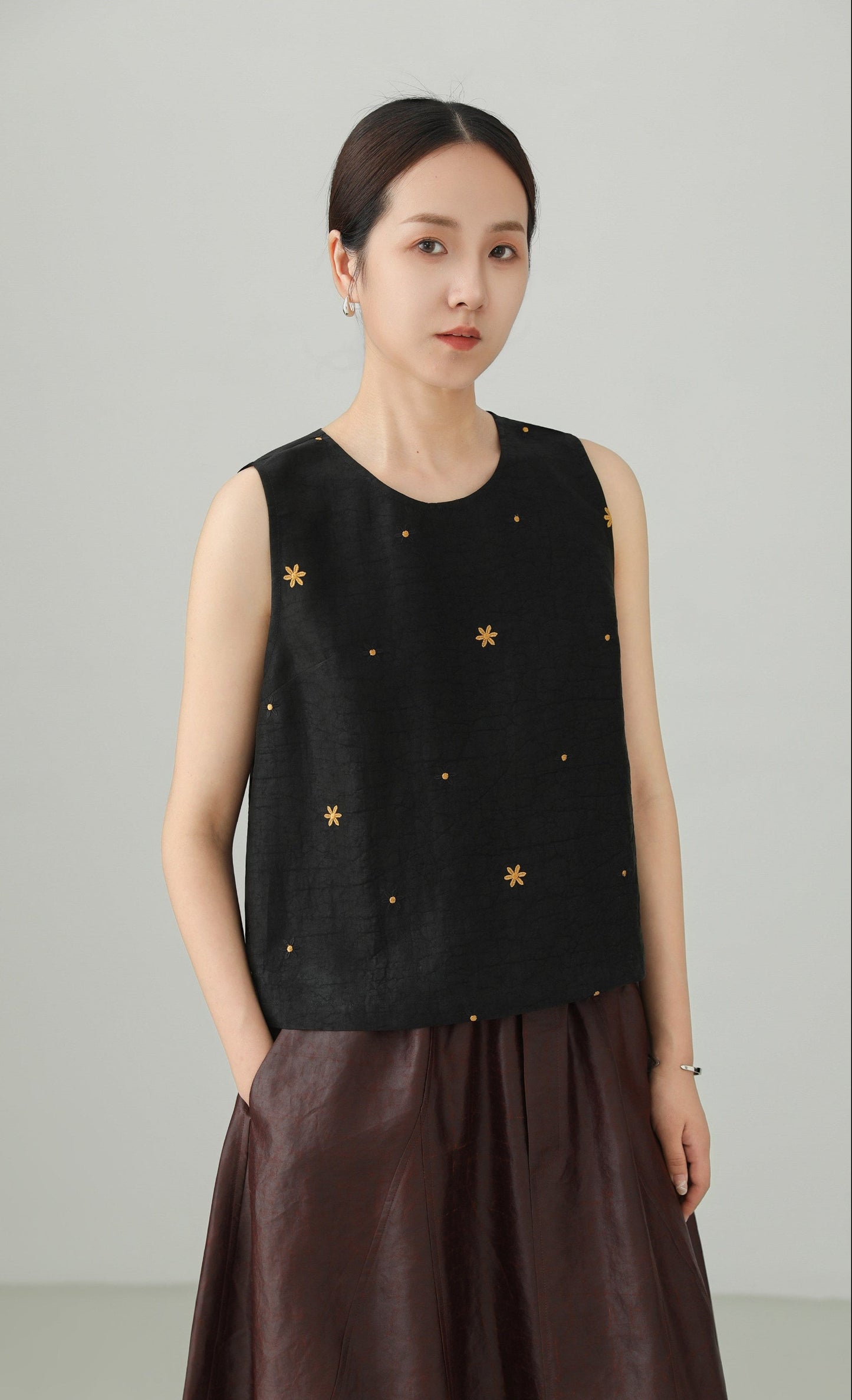 100％マルベリーシルク香雲紗刺繍入りノースリーブトップス　B4884