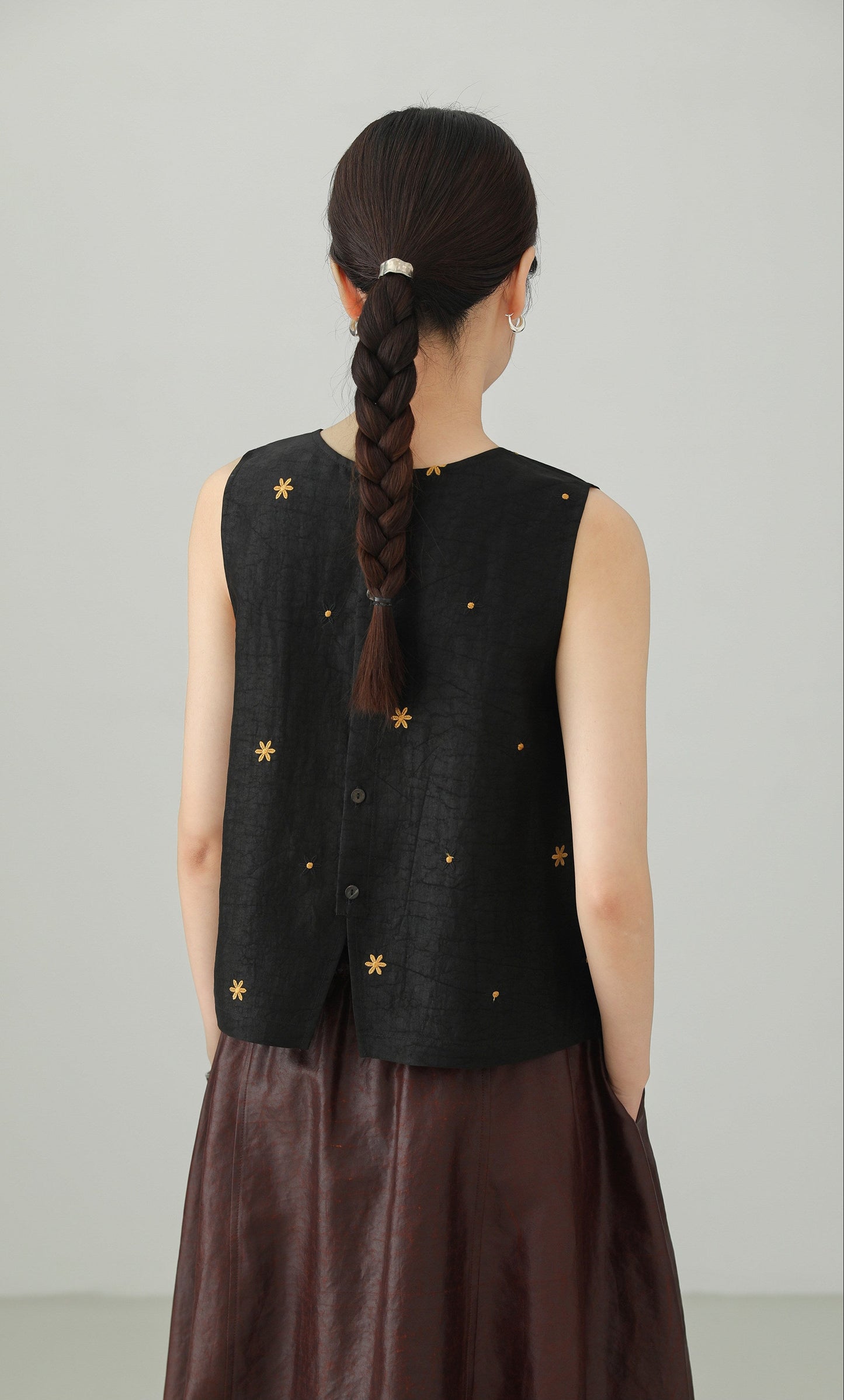 100％マルベリーシルク香雲紗刺繍入りノースリーブトップス　B4884