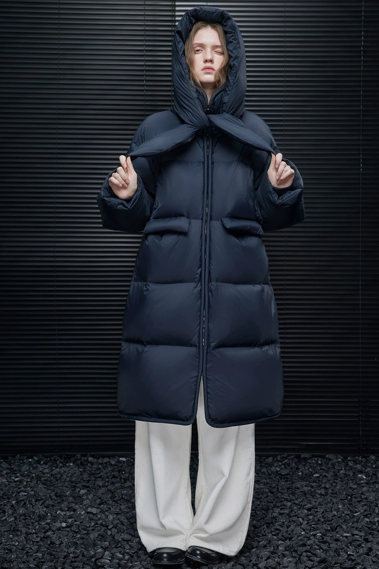 ネイビーブルーミドル丈フード付きダウンコート　B4554