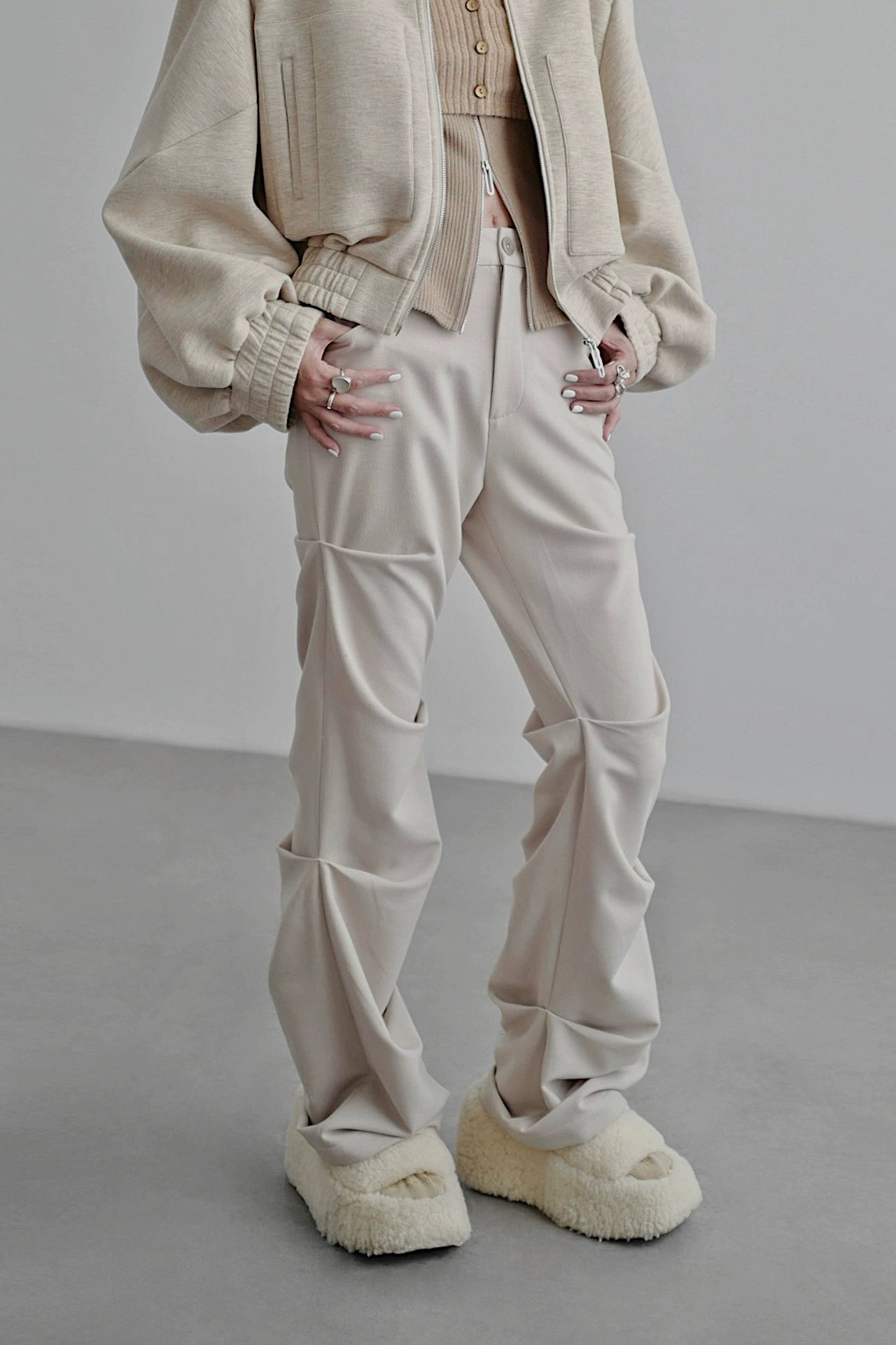 Pleated tapered pants B4349