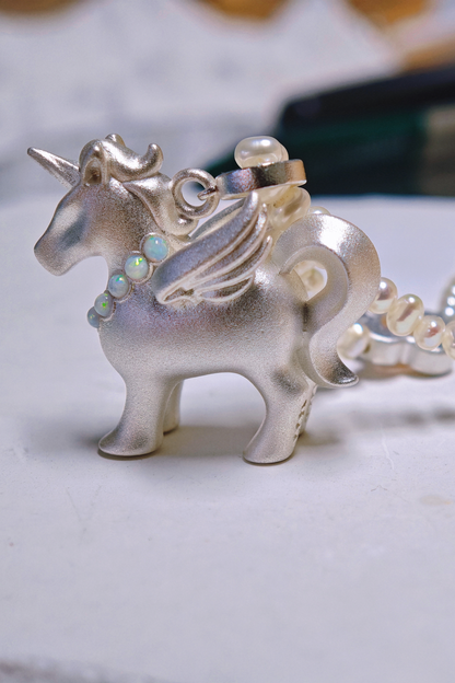 Unicorn pendant necklace B4473