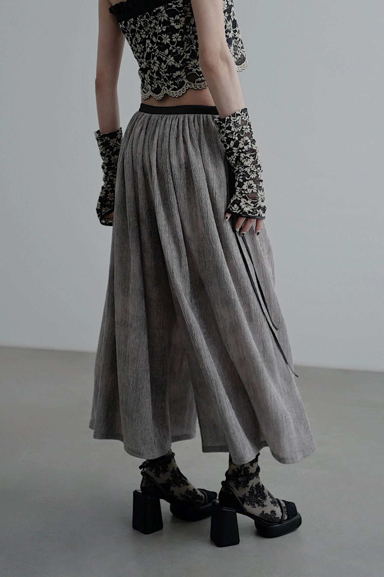 Cropped pants with dense wrinkles B4042