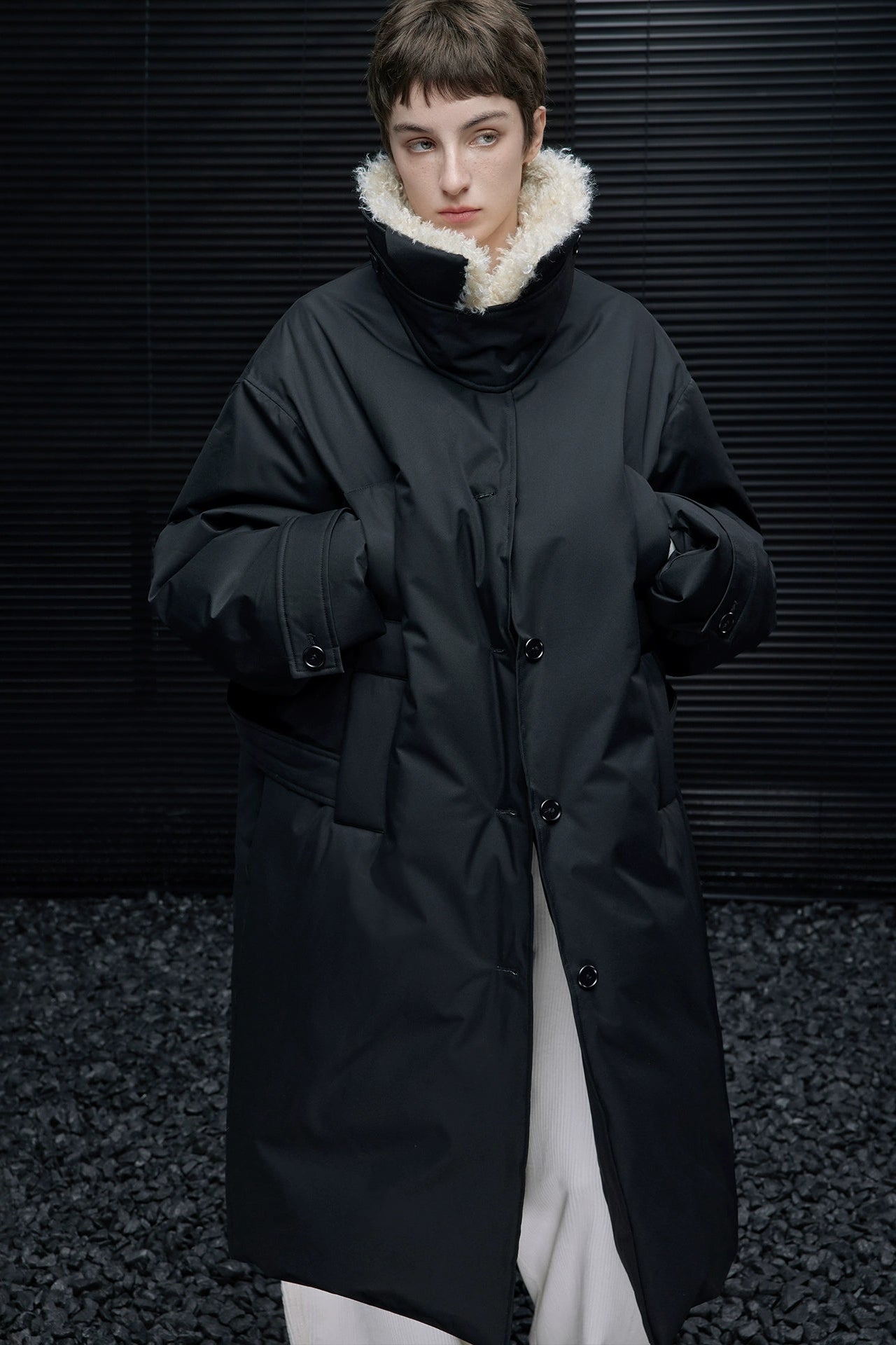 ブラックファーカラーロングダウンジャケット　B4543