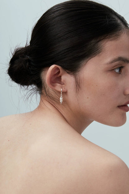 S925ファントムフェザーピアス　B4536