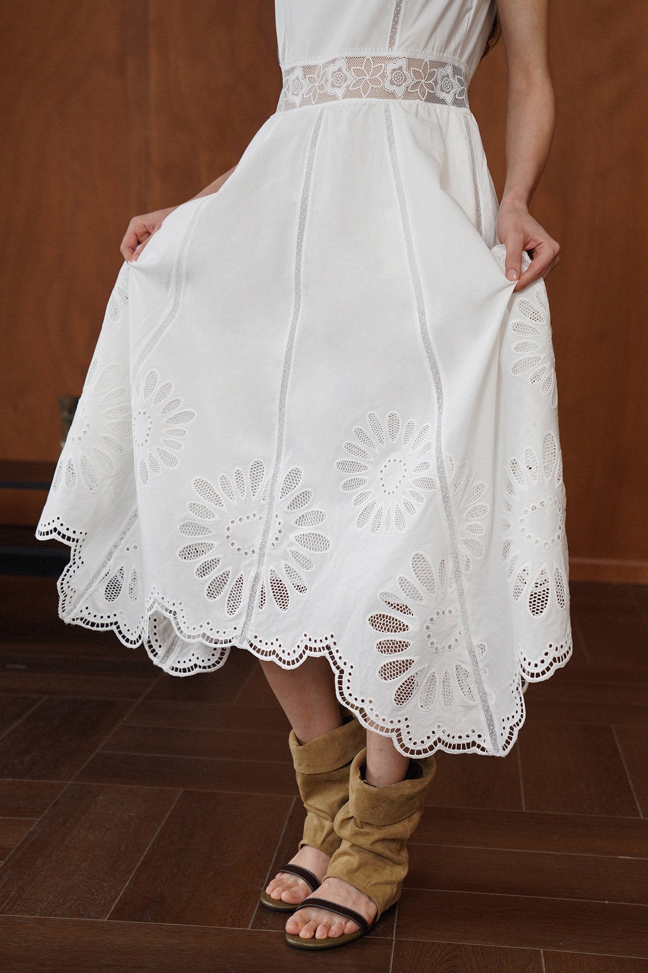 ホワイト透かし刺繍ロマティックドレス　B4824