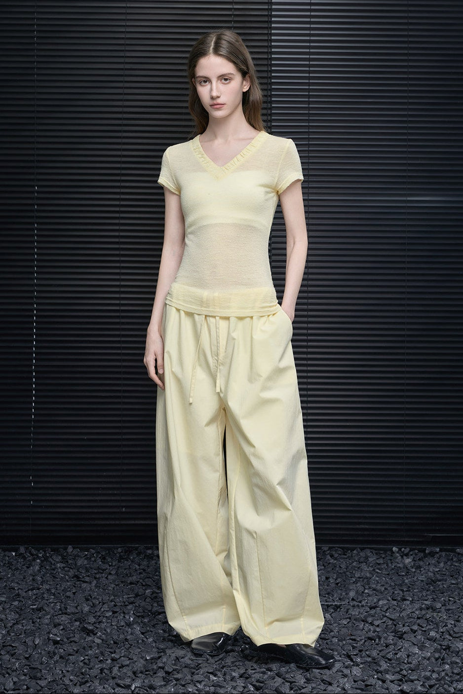 ライトイエローVネックスリムTシャツ　B4683