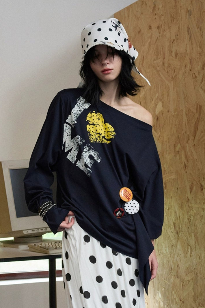 Badge printed asymmetrical off-shoulder top B4325