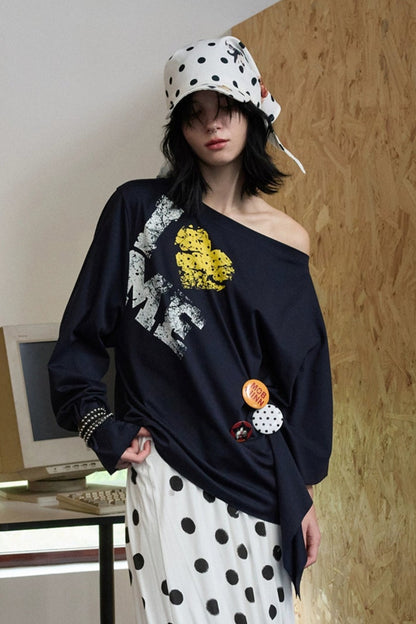 Badge printed asymmetrical off-shoulder top B4325