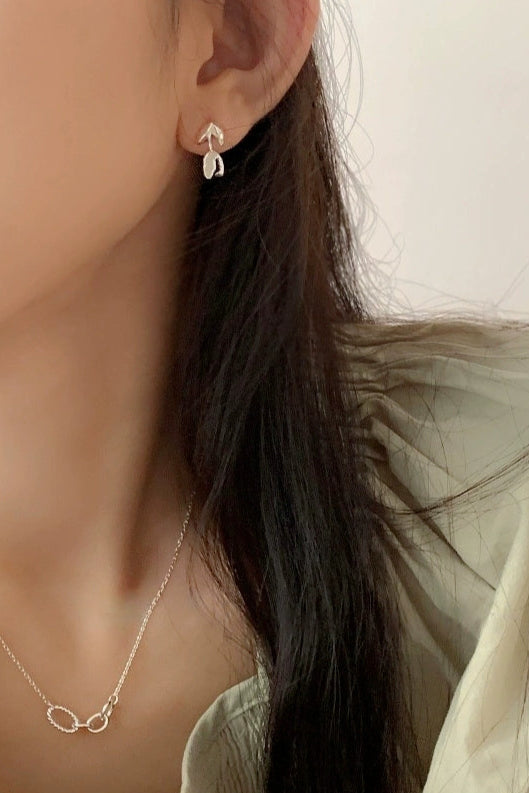 S925アシメトリーチューリップホワイトシェルスタッドピアス　B4200