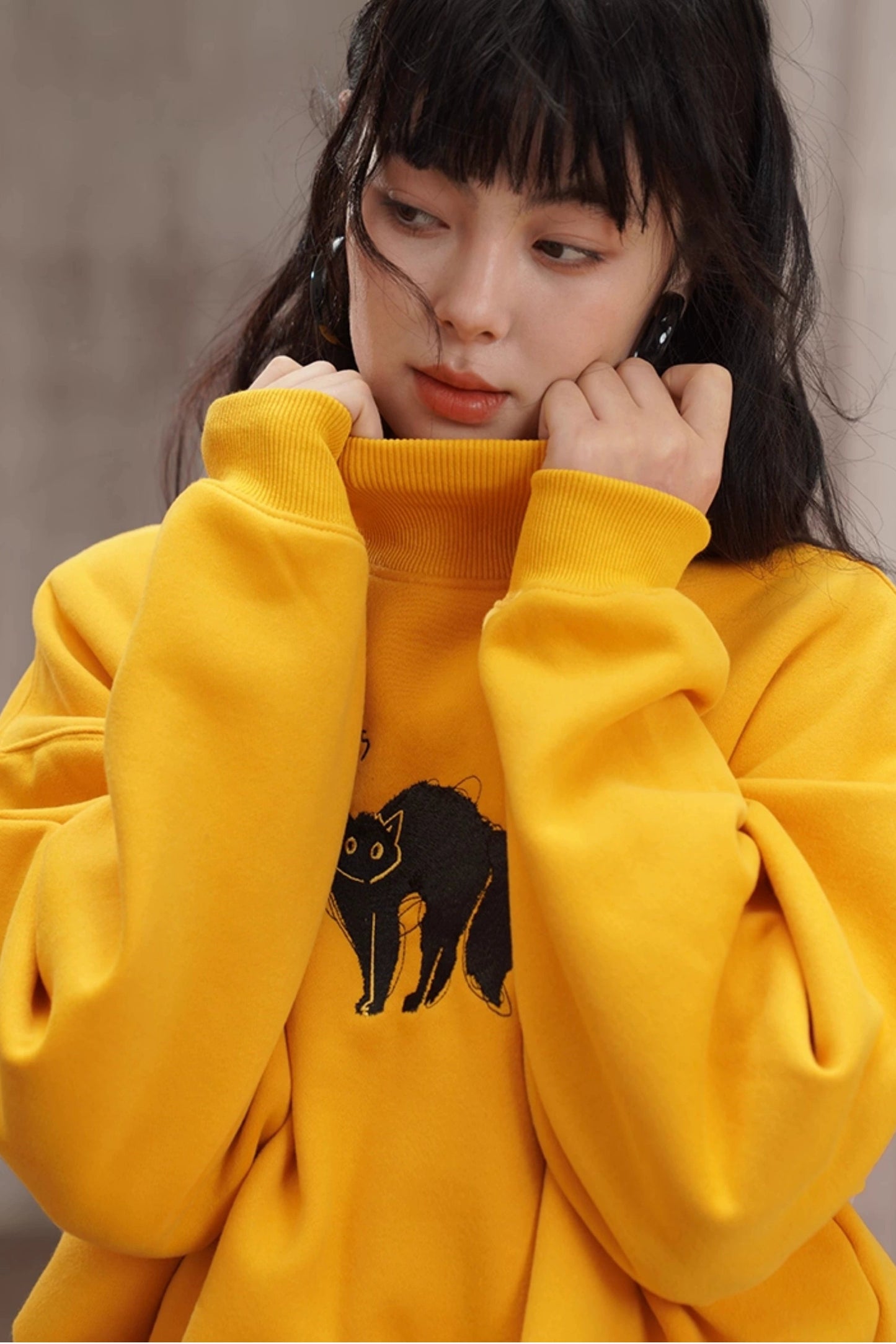 黑貓刺繡黃色高領衛衣 B4449