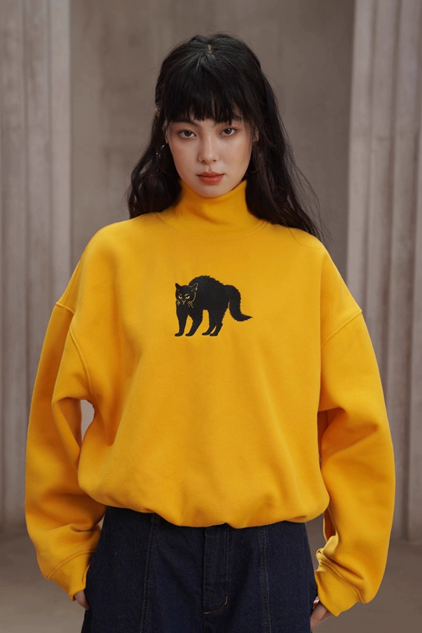 黑貓刺繡黃色高領衛衣 B4449