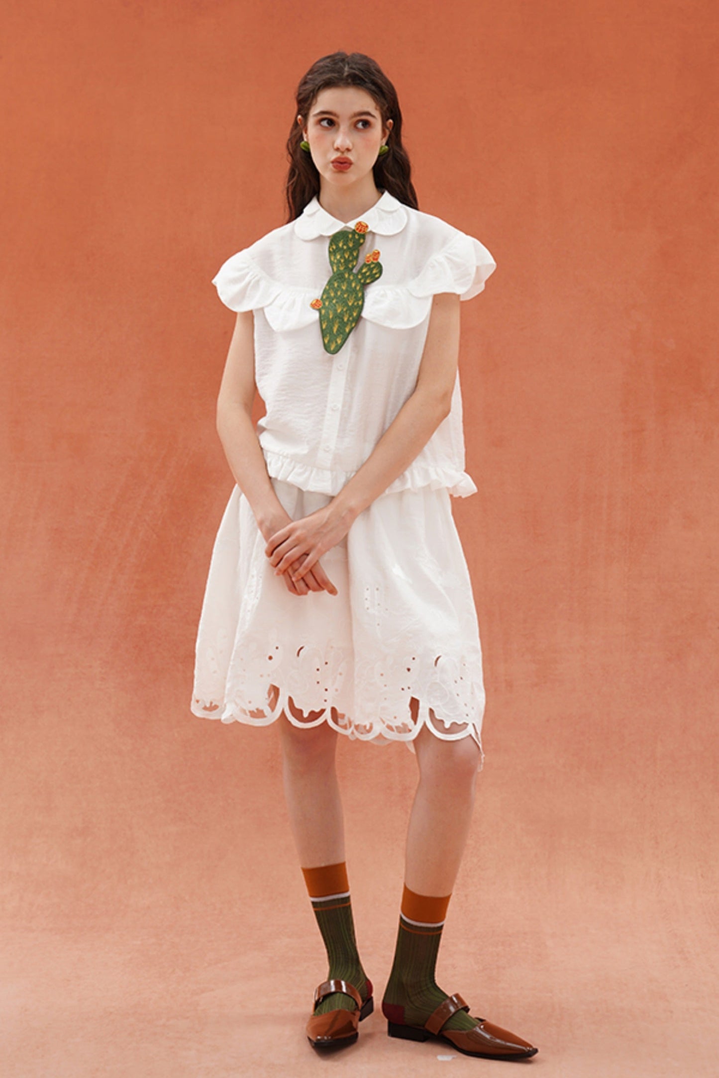 ホワイトカットアウト刺繡スカート　B3929