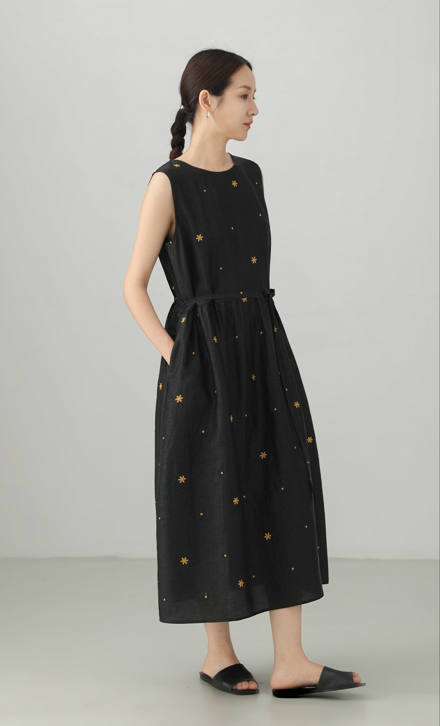 100％マルベリーシルク香雲紗刺繍入りノースリーブワンピース　B4883