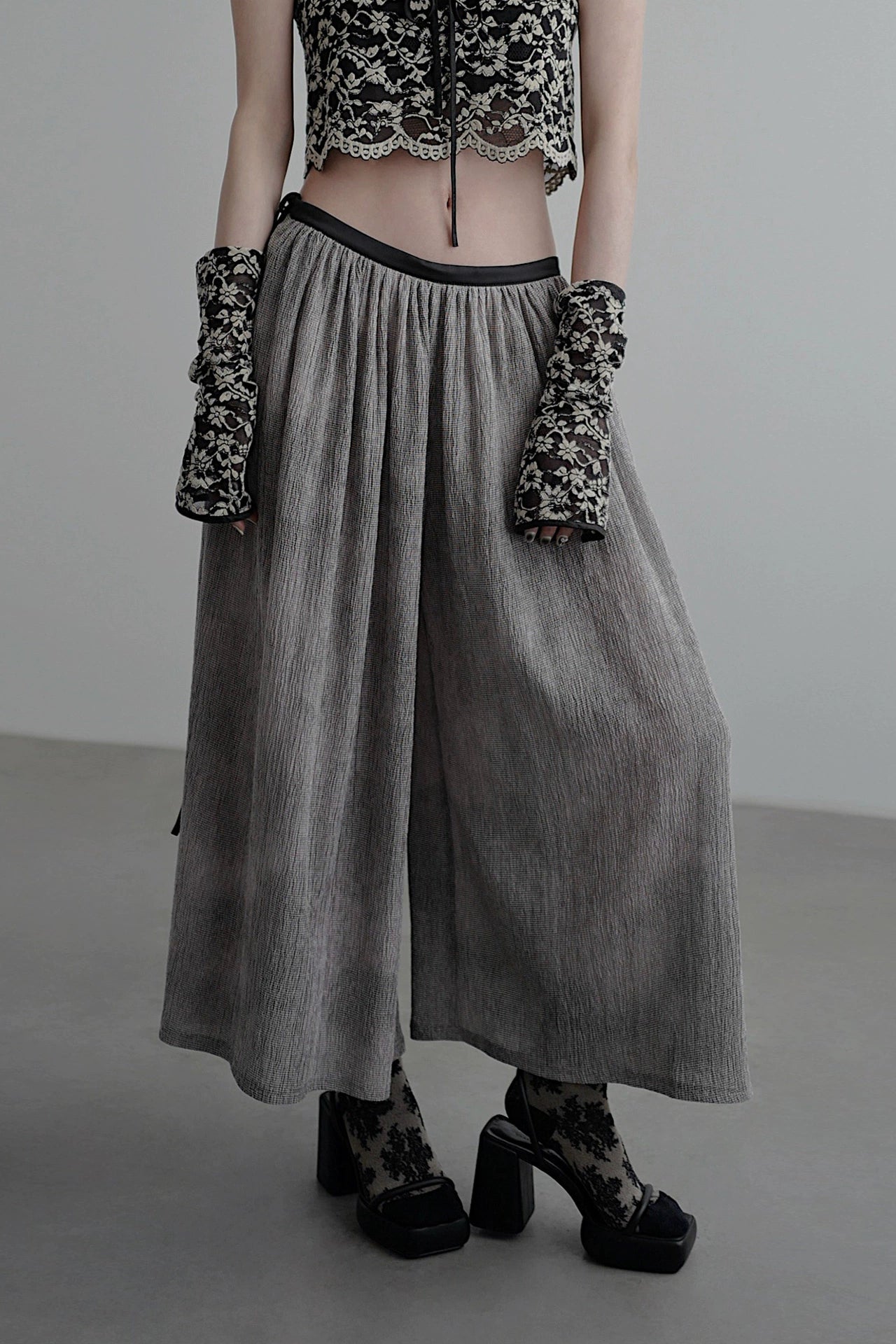 Cropped pants with dense wrinkles B4042