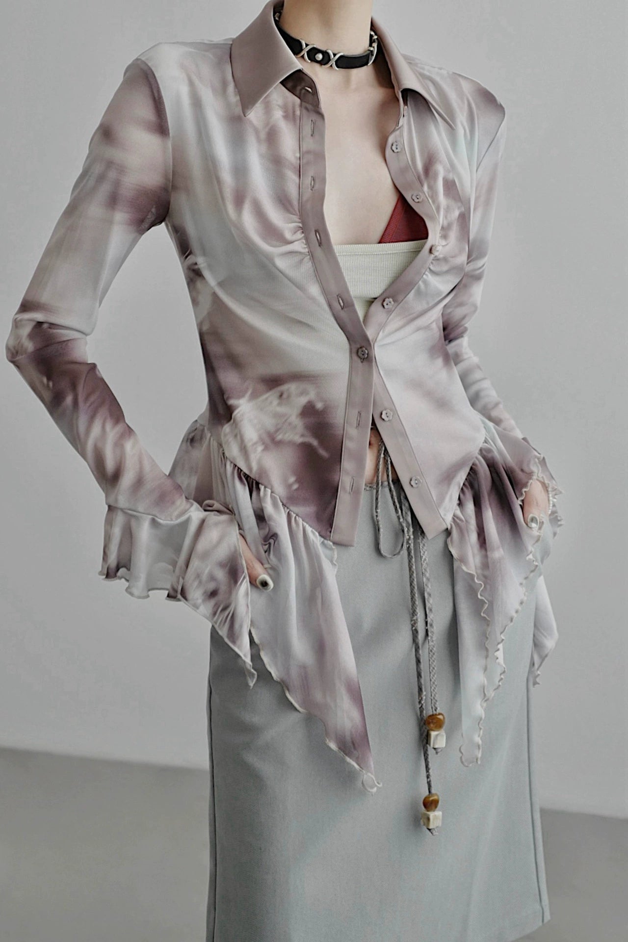 蝴蝶印花腰部荷葉邊襯衫 B4257